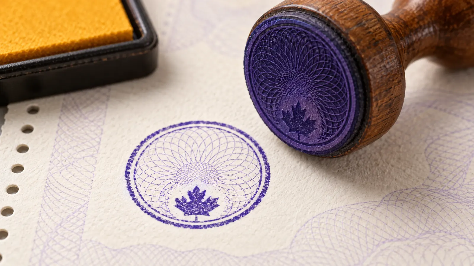 Un tampon encreur appose un sceau violet sur du papier.